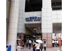 ①三越に直結する西鉄福岡（天神）駅南口を出て右に進みます。左手に見える大きな道路が国体道路です。