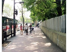 ③ドラックイレブンの先の信号を渡りさらにまっすぐ進みます。