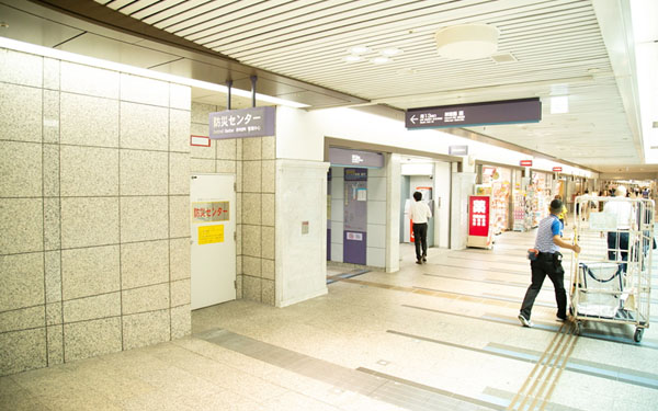 左手に南13出口が見えます。