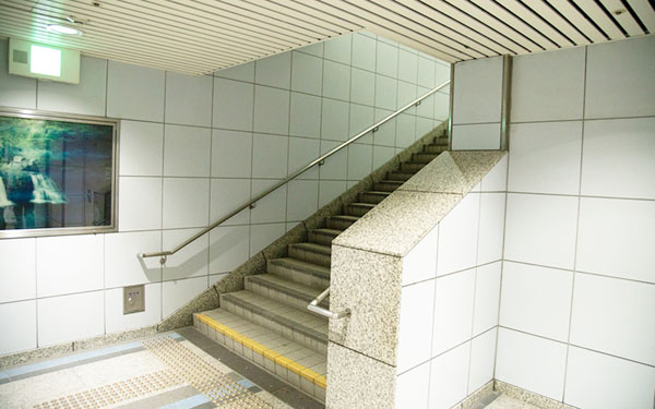 奥に進むと、右手に地上へ出る階段がありますので、階段をお上りください。