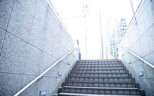 階段を上ると地上が見えます。