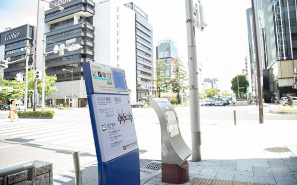 新橋交差点が目の前にあります。地上に出たら右斜め後ろを振り返っていただくと、共立美容外科・歯科　大阪本院（心斎橋院）があります。