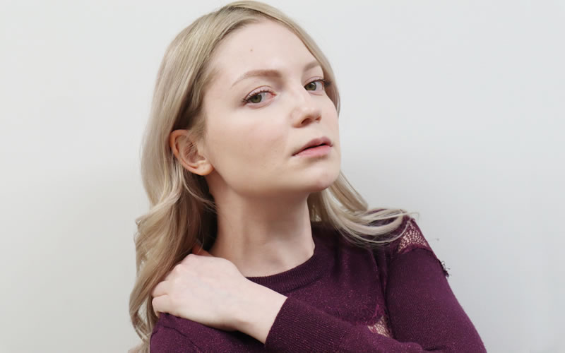 副作用を説明する女性