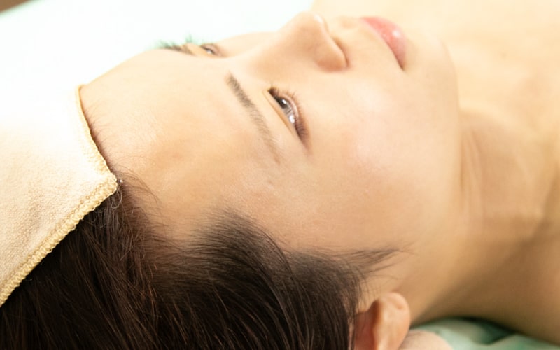 麻酔クリームを塗って待っているところ